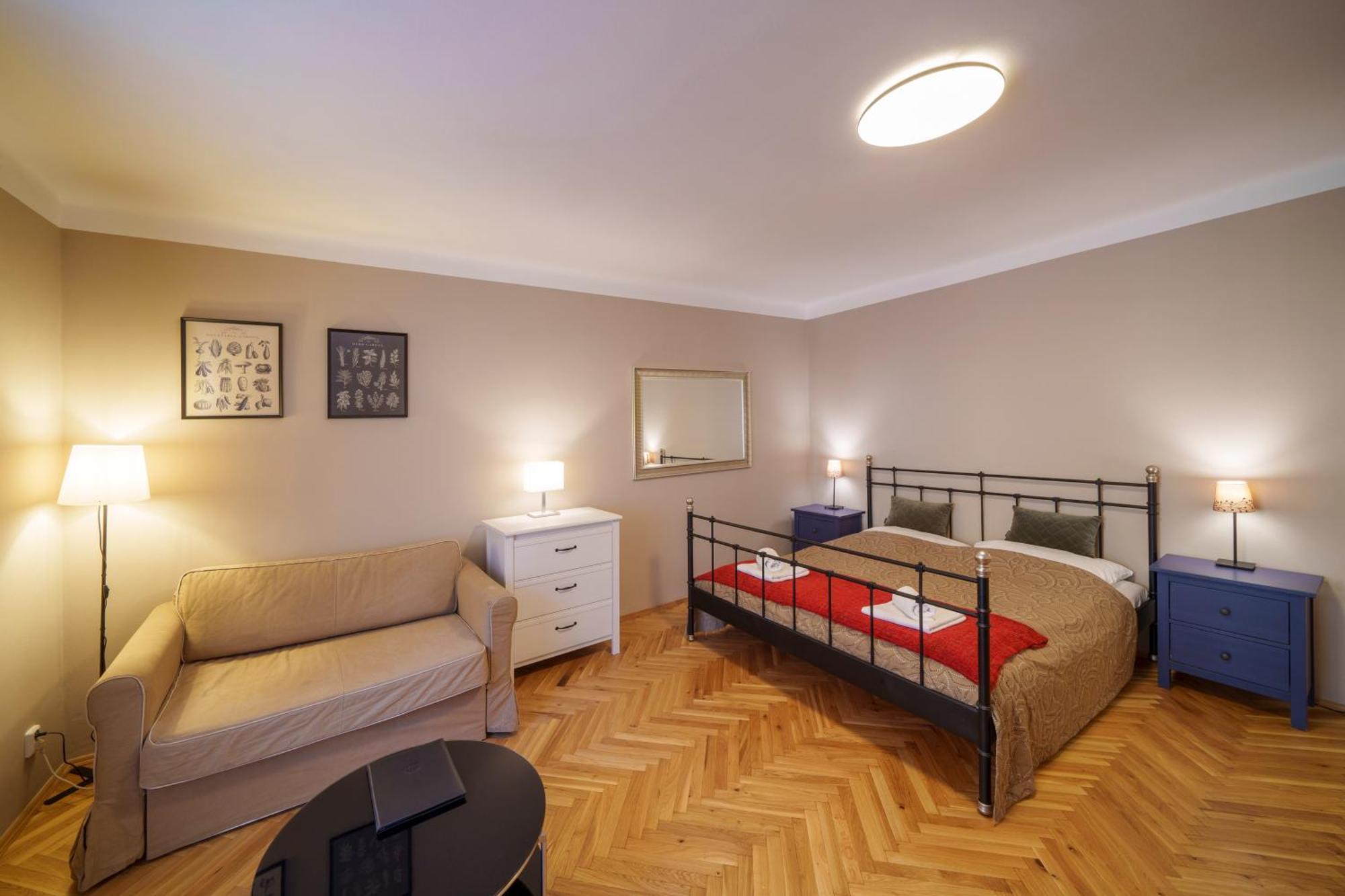 Old Town - 3 Bedroom 3 Bathroom Kitchen Apartment *